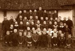 Schulklasse vor der alten Glinstedter Schule, in welcher bis 1903 unterrichtet wurde