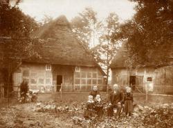 Glinstedter Anbauern vor ihrem Haus 
um die Jahrhundertwende
